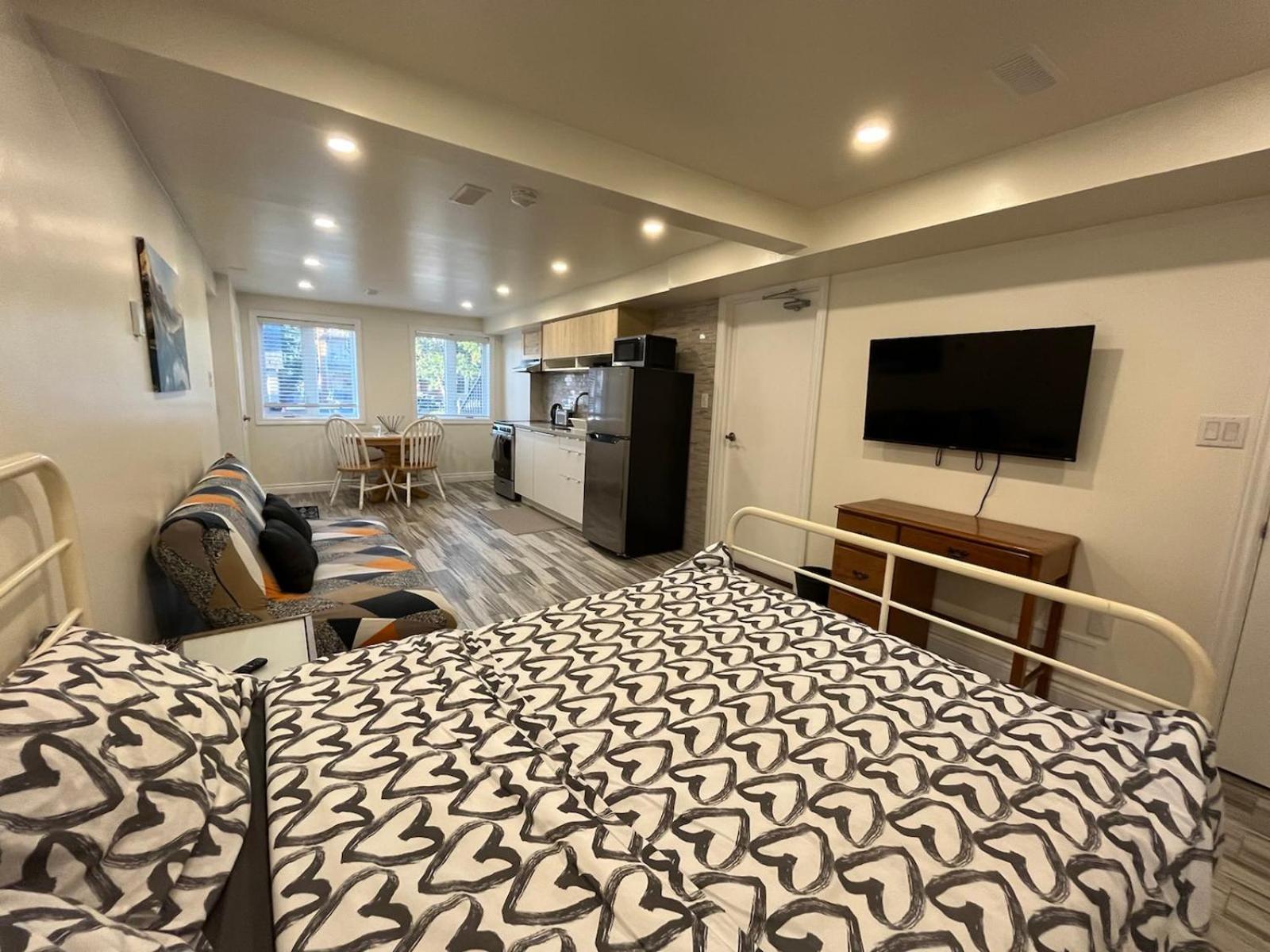 Modern Studio With Kitchenette And Bath جيلف المظهر الخارجي الصورة