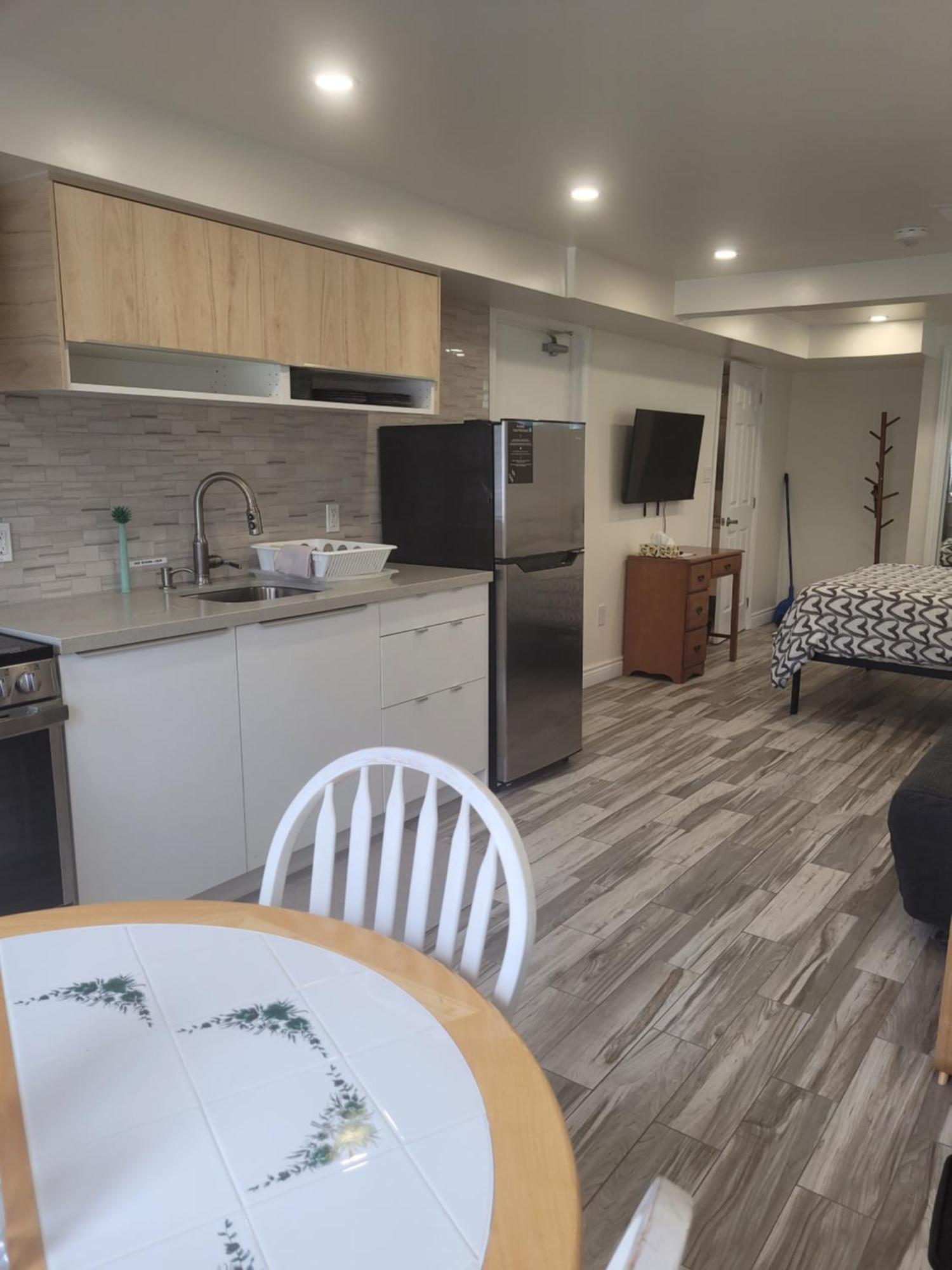 Modern Studio With Kitchenette And Bath جيلف المظهر الخارجي الصورة