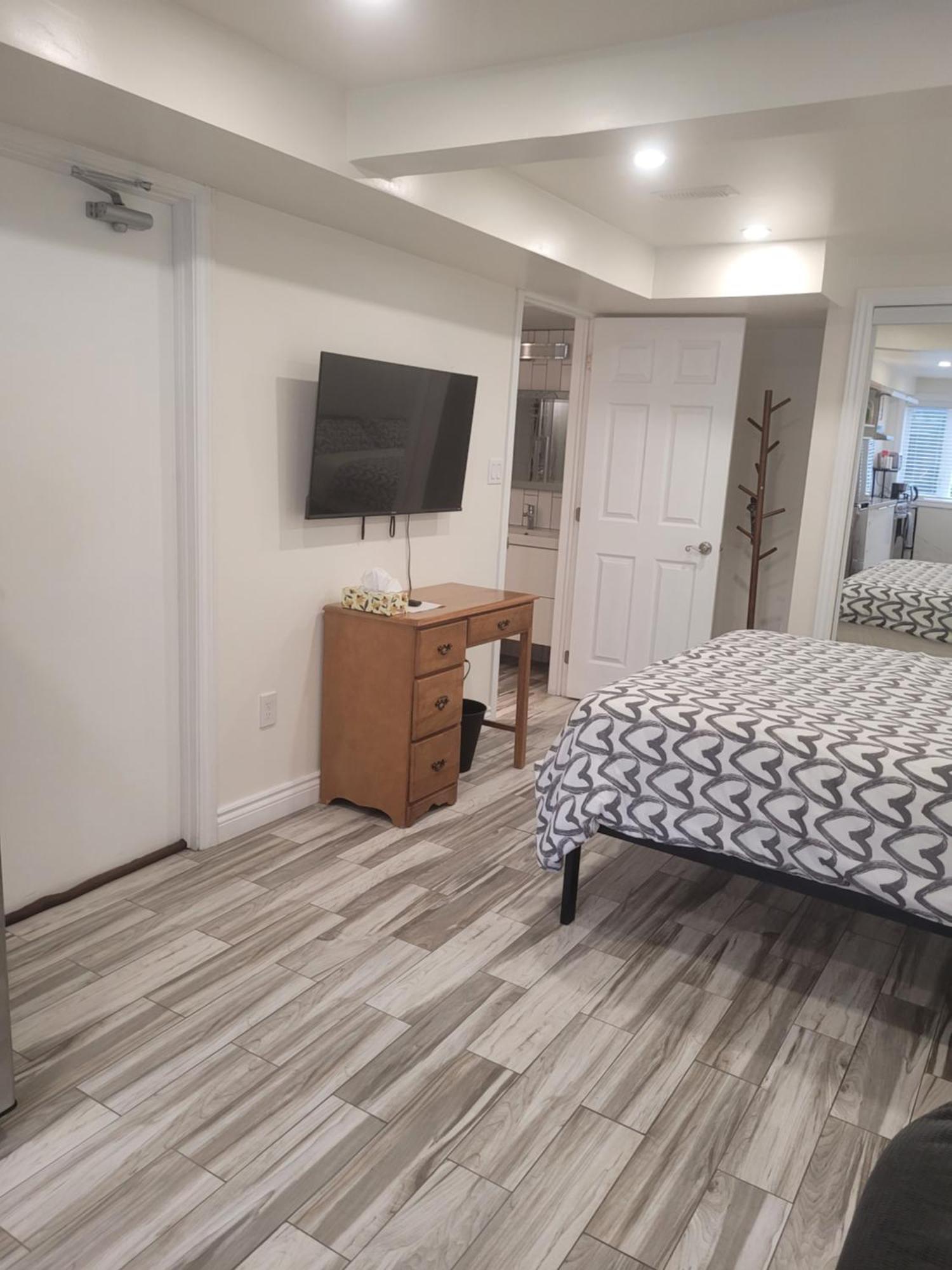 Modern Studio With Kitchenette And Bath جيلف المظهر الخارجي الصورة